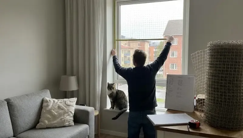 Persona midiendo ventana con cinta métrica